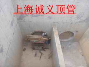 工人正在安装止水橡胶板